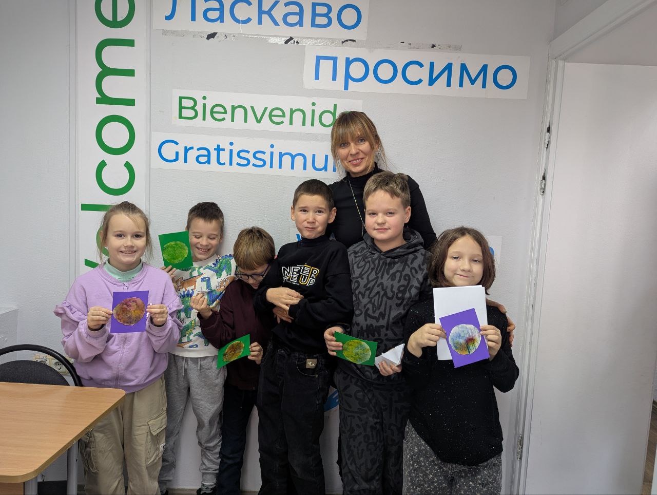 Засновниця проводить майстер-клас для дітей.